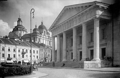 Edmund Zdanowski - Ratusz i kościół św. Kazimierza. 1930-1939 r. Edmund Zdanowski - Ratusz i kościół św. Kazimierza. 1930-1939 r.